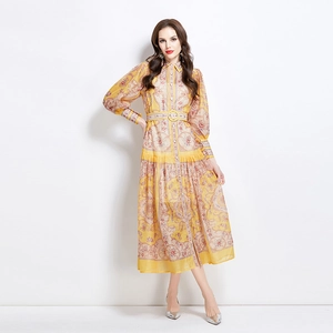Gelbes Maxikleid im Vintage-Hofstil mit Blumendruck, Gürtel und einreihiger Knopfleiste