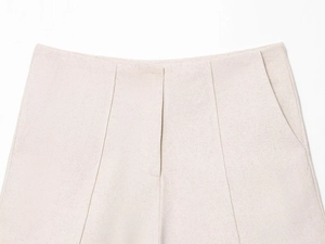 Dettaglio ravvicinato di pantaloncini in lino con cuciture e design delle tasche