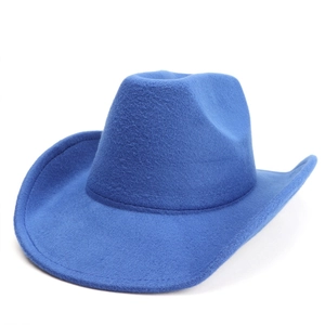 Détail macro du chapeau en feutre bleu roi avec texture et bord roulé élégant