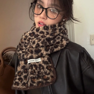 Stylish leopard print faux wool scarf for women with vintage brown knit and design tag