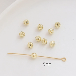 Détail de perles creuses en cuivre doré de 5mm et tiges pour la création de bijoux