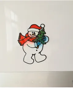 Détail d'un autocollant de bonhomme de neige de Noël sur une surface d'appareil ménager