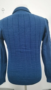 Detailansicht der Rückseite der blauen langärmeligen Strickjacke für Herren aus Strick