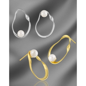 Elegant hollow oval S925 silver stud earrings with pearl inlay in gold and silver finishes