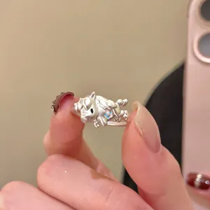 Bague cheval en argent S925 avec fleurs bleues et roses en vue minimaliste