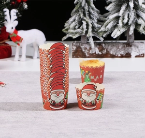Nahaufnahme roter Weihnachtscupcake-Förmchen mit Weihnachtsmann und Merry Christmas Text