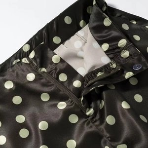 Detail der Satin-Punto-Hose mit verdecktem Reißverschluss und Knopfverschluss