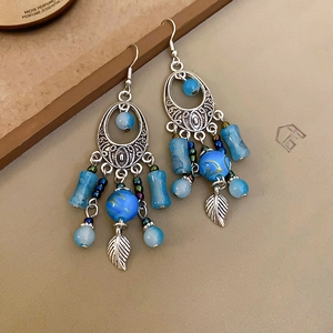 Orecchini pendenti vintage bohémien con perle di agata blu e motivi a foglia d'argento