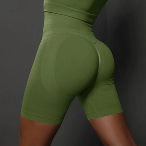 Detail der nahtlosen High-Waist-Yogashorts mit Push-up-Effekt und Textur in Olivgrün