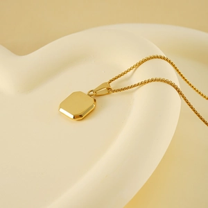 Collier en acier inoxydable plaqué or 18 carats avec pendentif octogonal doré