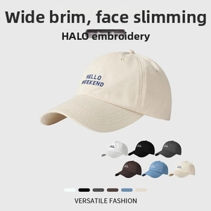 Detailansicht von Baseballkappen in Beige, Weiß und Schwarz mit HELLO WEEKEND Stickerei