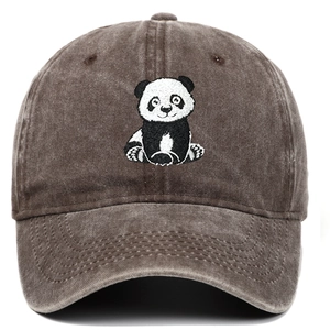 Dettaglio del ricamo a forma di panda su un berretto di cotone lavato marrone scuro