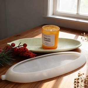 Moule en silicone en forme de feuille avec veines et plateau en résine vert fini