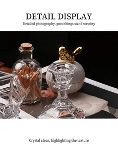 Dettaglio del portacandele in vetro esagonale nordico con elegante taglio geometrico
