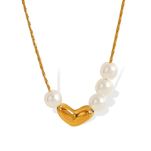 Collier élégant avec pendentif cœur doré et perles blanches sur chaîne polie pour femmes