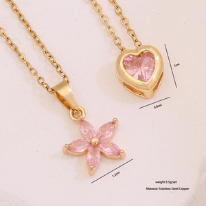 Détail de pendentifs cœur et fleur en zircon rose avec dimensions sur chaîne dorée