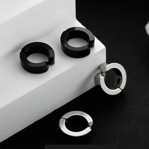 Set di 4 orecchini a clip in acciaio inossidabile color nero e argento lucido
