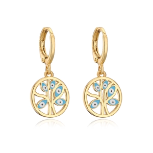 Detail der 18K vergoldeten Ohrringe mit blauen bösen Augen und hohlem Baumdesign