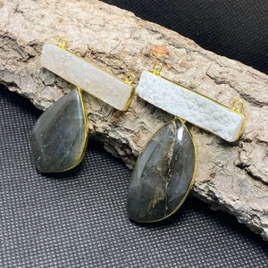 Ciondolo in labradorite e quarzo druzy bianco placcato oro 14K su corteccia naturale