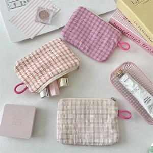 Detail of checkered pouch fabric with elastic pleats and matching wrist strap