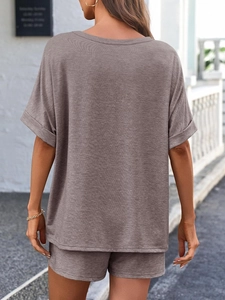 Rückansicht eines taupefarbenen Damen-Stricksets mit lockerem T-Shirt und Shorts