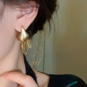 Minimalistische vergoldete Bohnen-Ohrstecker in L-Form für einen modernen Look