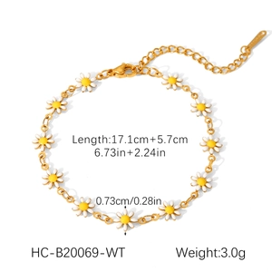 Detail eines böhmischen Gänseblümchen-Armbands mit Emaille-Blüten und Karabinerverschluss