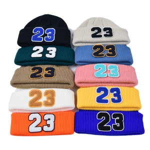 Gorros de punto acanalado con bordado número 23 en varios colores para invierno