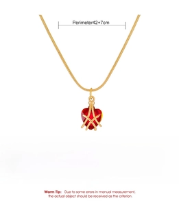 Detalle de collar corazón rojo en cobre con medidas 42 más 7cm y un peso de 5g