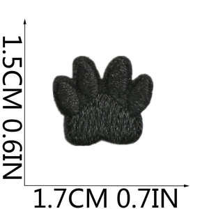 Vue détaillée de l'écusson brodé patte de chat avec dimensions 1,5 cm sur 1,7 cm