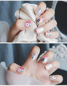 Détail des stickers ongles 5D avec fleurs blanches et paillettes argentées holographiques