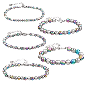 Détail du lot de 5 bracelets en perles d'acier inoxydable argentées et irisées