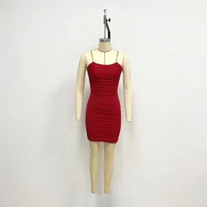 Sexy dunkelrotes figurbetontes Minikleid mit Raffung und Spaghettiträgern für Damen