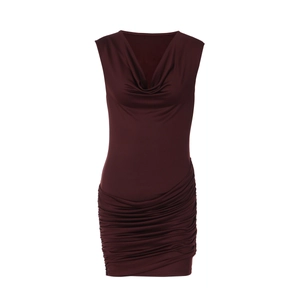 Dettaglio dell'elegante abito smanicato bordeaux con scollo a cappuccio drappeggiato