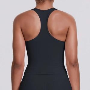Vue détaillée de la conception dos nageur d'un débardeur de sport noir à compression