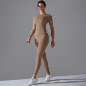 Set yoga traspirante da donna con maglia a maniche corte e leggings a vita alta