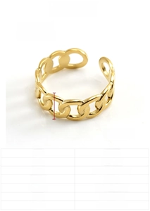 Detailed view of 7mm chain link ring made of 18k gold-plated stainless steel