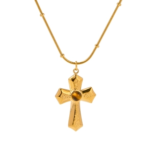 Collier croix vintage en acier inoxydable doré avec texture martelée et pierre brune