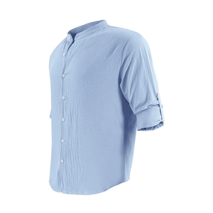 Vue détaillée du tissu en lin-coton bleu clair et du col mandarin d'une chemise décontractée