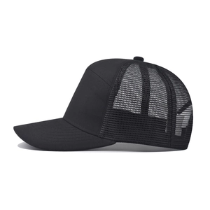 Detailansicht einer schwarzen Trucker Cap mit atmungsaktivem Netzstoff und gebogenem Schirm