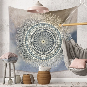 Détail de tapisserie mandala bohème aux motifs géométriques bleus dans une chambre chic