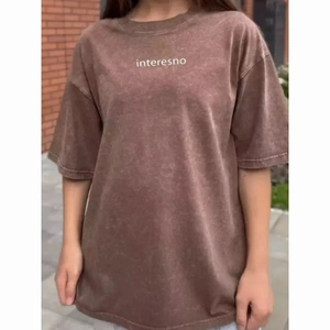 Λεπτομέρεια vintage πλυμένου βαμβακερού t-shirt με λευκό τύπωμα interesno στο στήθος