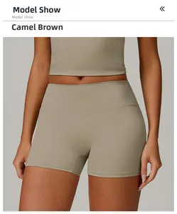Dettaglio dei pantaloncini yoga a vita alta color cammello con tessuto spazzolato senza cuciture