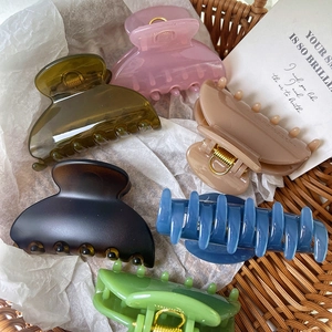 Mini mollette per capelli colorate in un cesto per acconciature versatili e chic