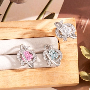 Orecchini a forma di cuore e pianeta in zircone argentato su supporto in legno