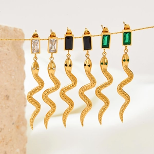 Boucles d'oreilles serpent dorées avec pendentifs carrés en verre blanc, noir et vert