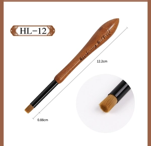 Détail du pinceau nail art HL-12 en bois de noyer avec poils synthétiques plats