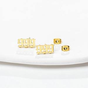 Makroaufnahme der 999 Zahlen-Ohrstecker aus vergoldetem Edelstahl mit Schmetterlingsverschluss