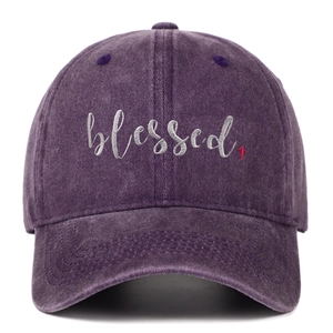 Detail der blessed-Stickerei auf einer verwaschenen dunkelvioletten Baumwoll-Basecap