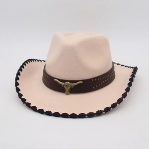 Detalle de sombrero de fieltro con hebilla de cabeza de toro y borde ondulado negro
